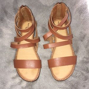 Like new youth sandals